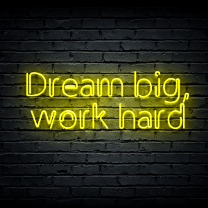 Led neono iškaba „Dream big, work hard“