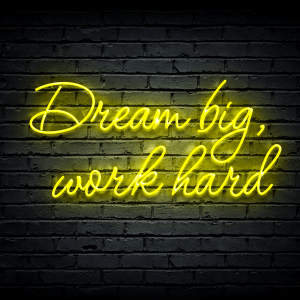 Led neono iškaba „Dream big, work hard“