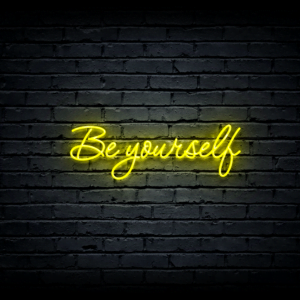 Led neono iškaba „Be yourself”