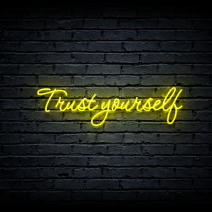 Led neono iškaba „Trust yourself”