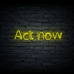 Led neono iškaba „Act now”