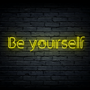 Led neono iškaba „Be yourself”