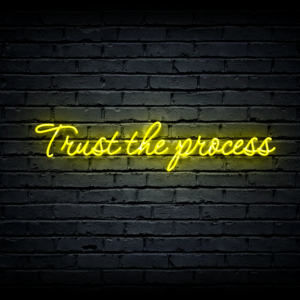 Led neono iškaba „Trust the process”