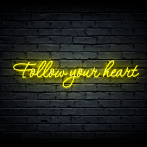 Led neono iškaba „Follow your heart”