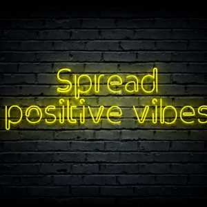 Led neono iškaba „Spread positive vibes“