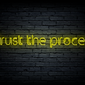 Led neono iškaba „Trust the process”