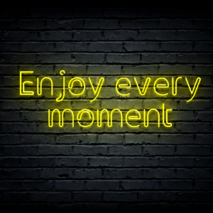 Led neono iškaba „Enjoy every moment”