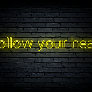 Led neono iškaba „Follow your heart“