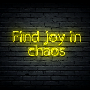 Led neono iškaba „Find joy in chaos“