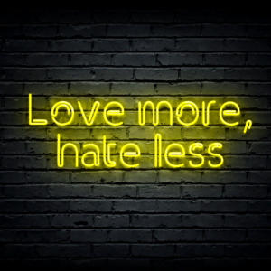 Led neono iškaba „Love more, hate less“