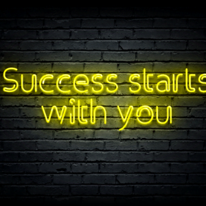 Led neono iškaba „Success starts with you“