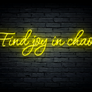 Led neono iškaba „Find joy in chaos“