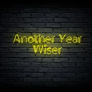 Led neono iškaba „Another Year Wiser”