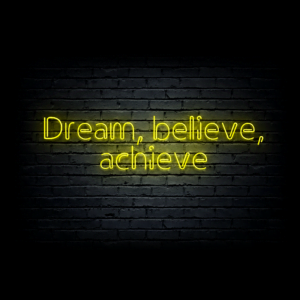 Led neono iškaba „Dream, believe, achieve“