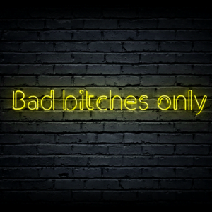 Led neono iškaba „Bad bitches only”