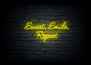 Led neono iškaba „Sweat, Smile, Repeat”