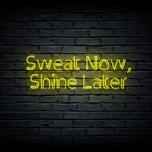 Led neono iškaba „Sweat Now, Shine Later”